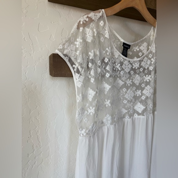 Torrid|White short sleeve Lace Overlay Top,size 4X•••plus size dressy blouse - Picture 3 of 9
